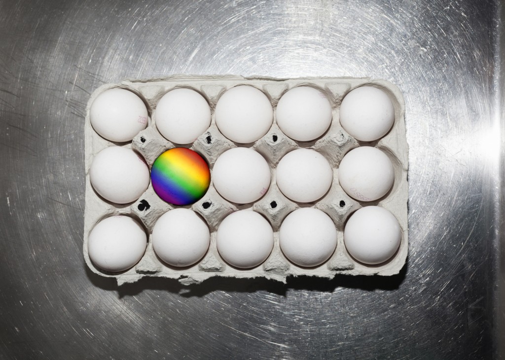 Äggkartong med ett regnbågsfärgat ägg
