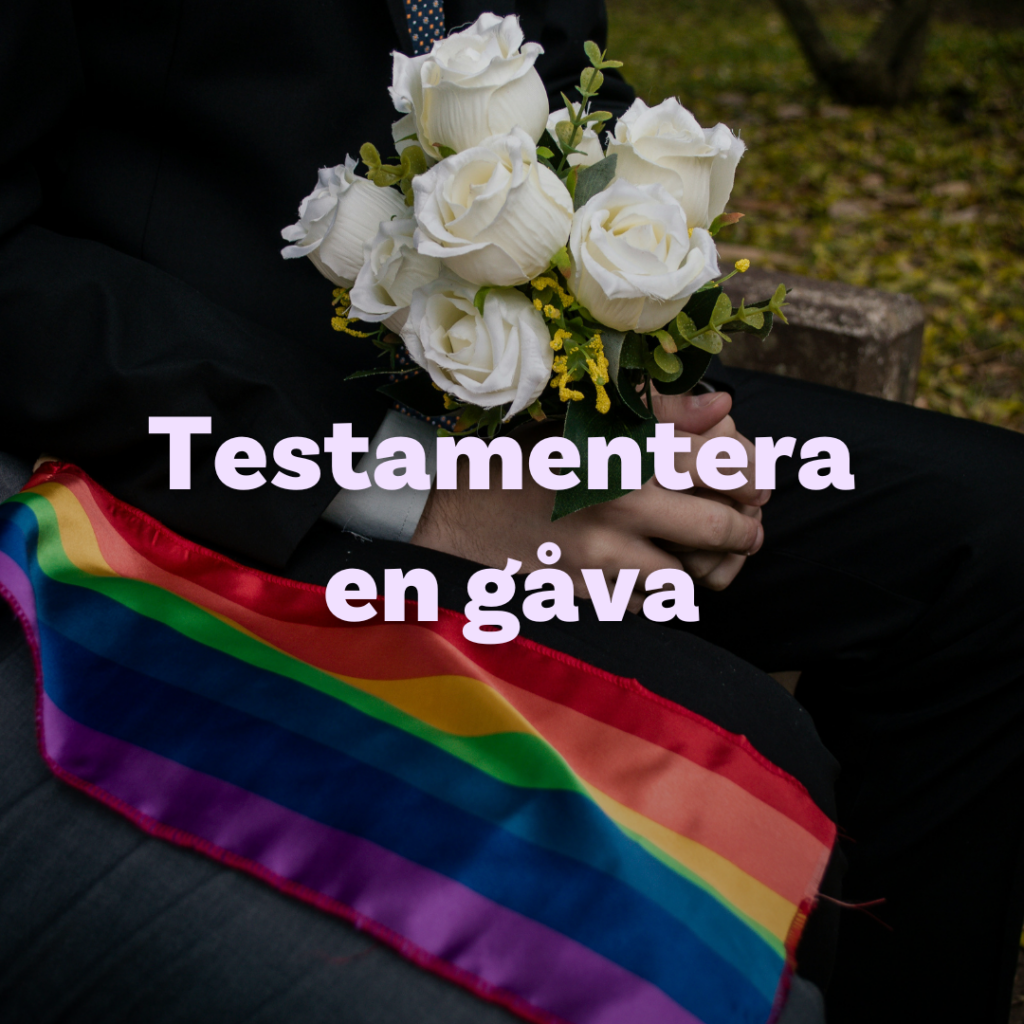 Person i svart kostym håller vita rosor i handen. Prideflaggan syns i förgrunden. 