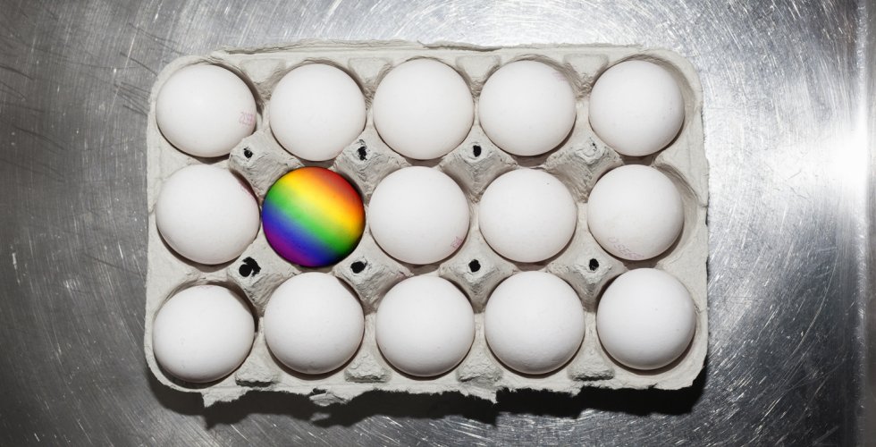 Äggkartong med ett regnbågsfärgat ägg