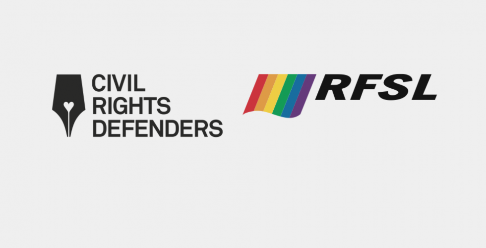 Loggor för Civil Rights Defenders (pennskaft) och RFSL (regnbågsflagga i färg) på grå bakgrund