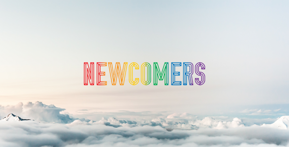 Newcomers logotyp mot himmelsbakgrund.